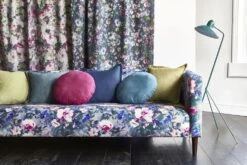 Clarke & Clarke Samt Velours Möbelstoff Rugosa Violett -Modegeschäft Für Inneneinrichtung Clarke und Clarke Floral Florish Rugosa Damson Velvet Couch